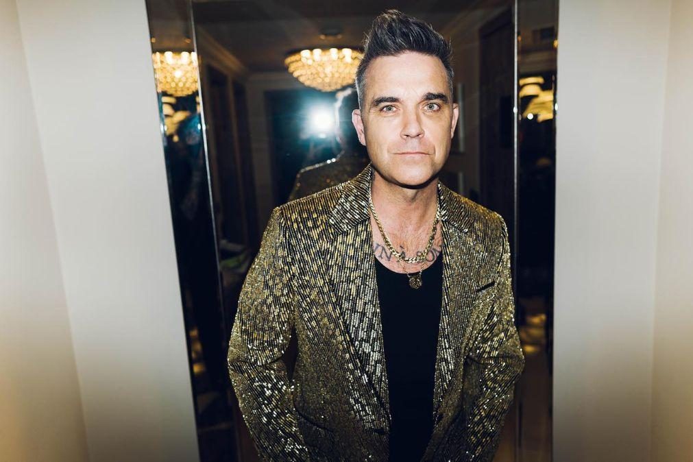 Robbie Williams afirma ter superado vício de fazer sexo com estranhos graças à mulher