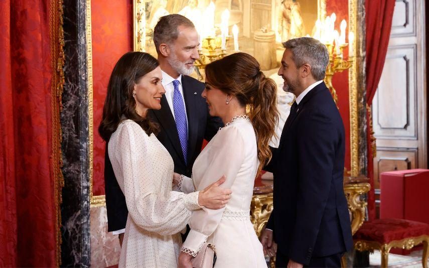 Rainha Letizia 'assalta' guarda-roupa da filha Sofía e deslumbra de vestido curto