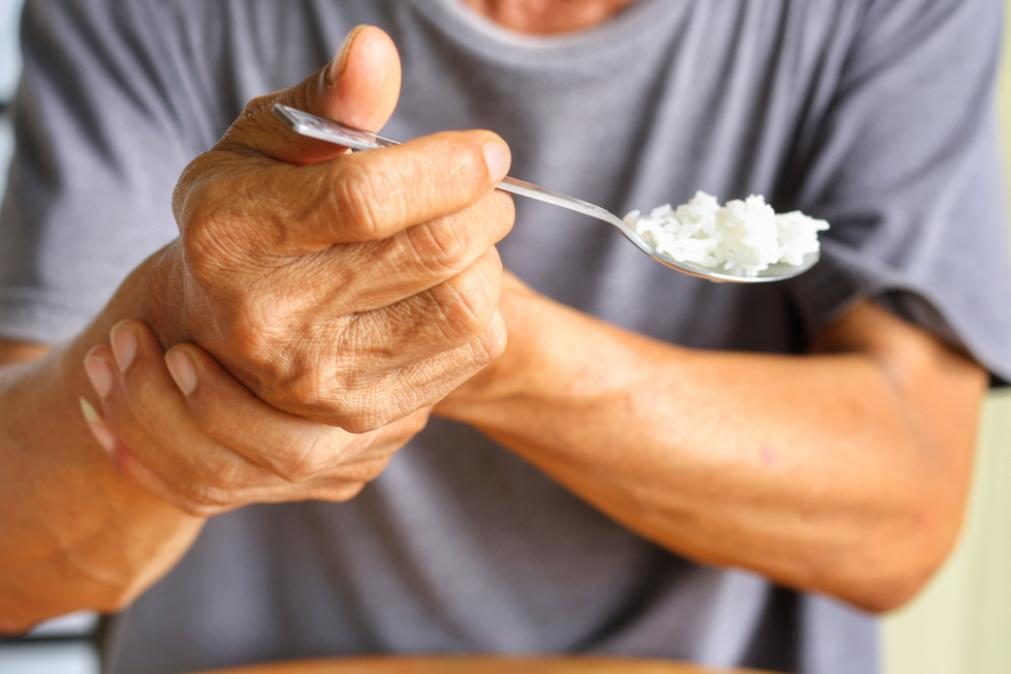 Tratamento inovador retira tremores a doentes com Parkinson numa única sessão