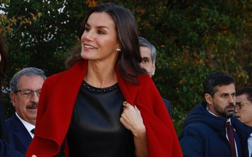 Rainha Letizia - Arrasa de top super tendência de cabedal com tachas