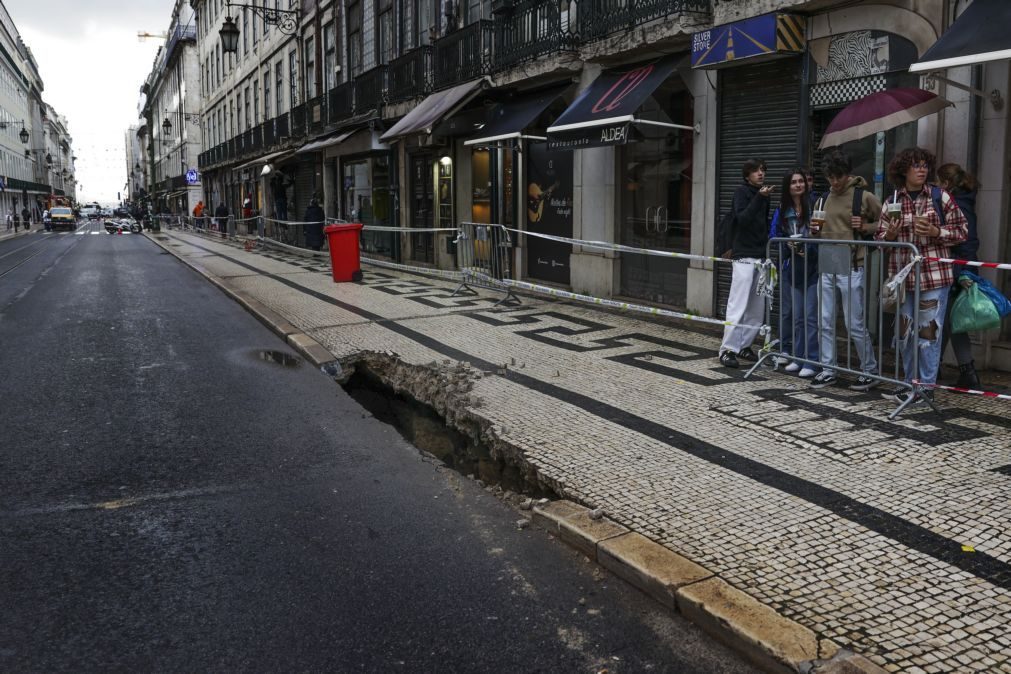 Trânsito cortado na Rua da Prata devido a abatimento do piso