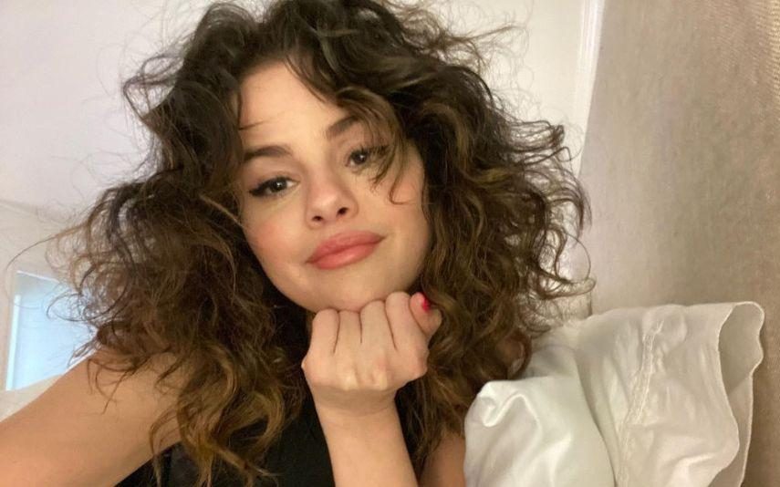 Selena Gomez - Mostra-se ao natural, com borbulhas e é elogiada