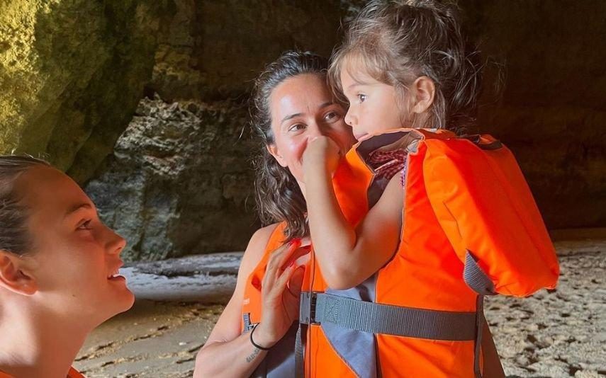 Cláudia Vieira ruma ao Algarve com as filhas para dias de aventura: