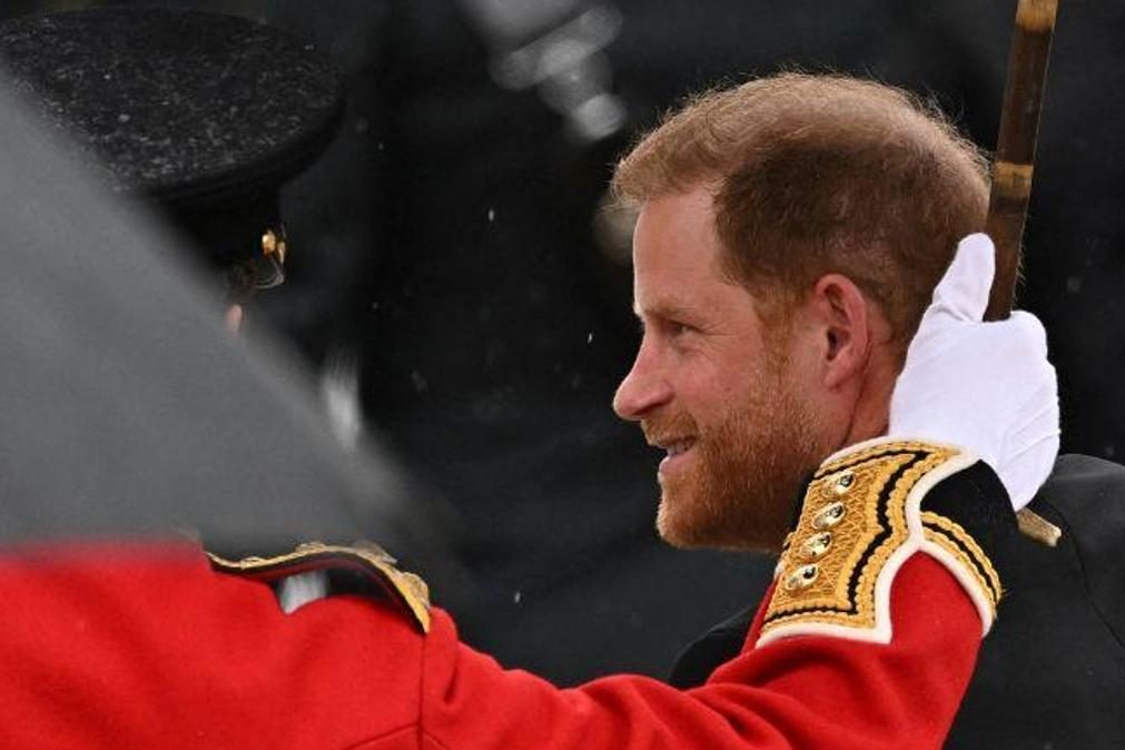 O que diz a linguagem corporal do príncipe Harry na coroação do pai