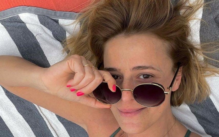 Leonor Poeiras Deixa pouco à imaginação com camisa desapertada: