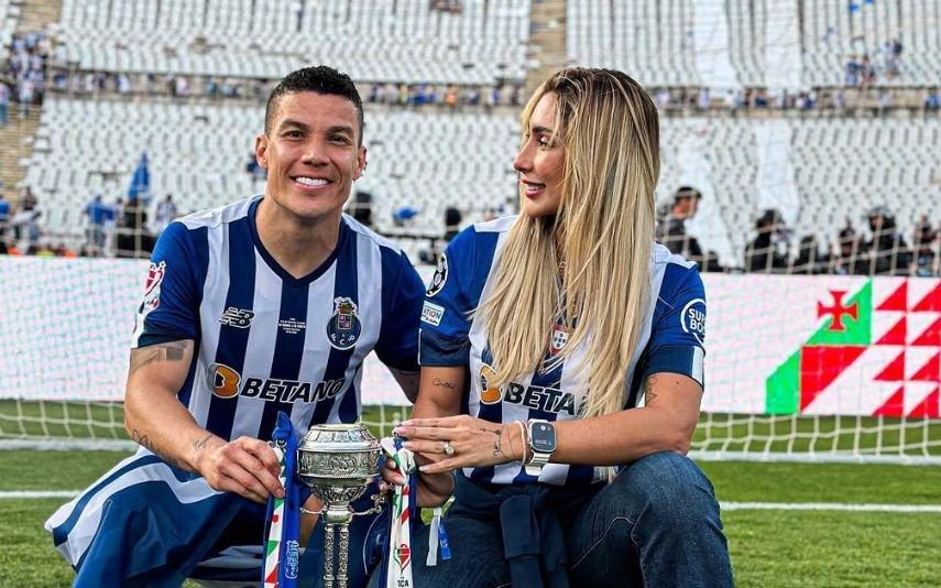 Cindy Alvarez Garcia Mulher de Matheus Uribe chora na despedida do Porto