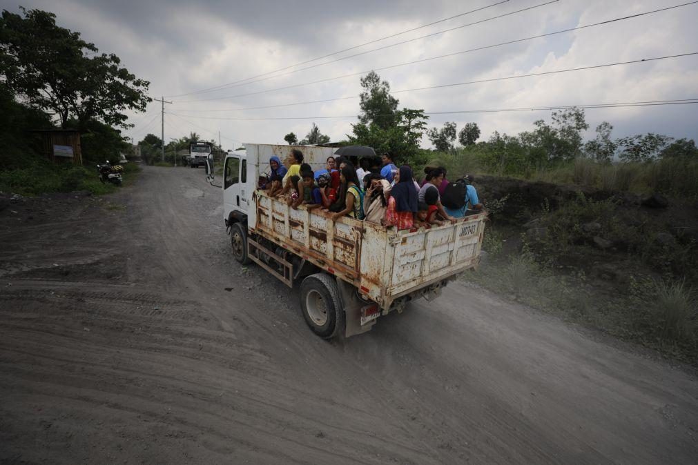 Cerca de 10 mil pessoas deixaram as suas casas devido a vulcão nas Filipinas