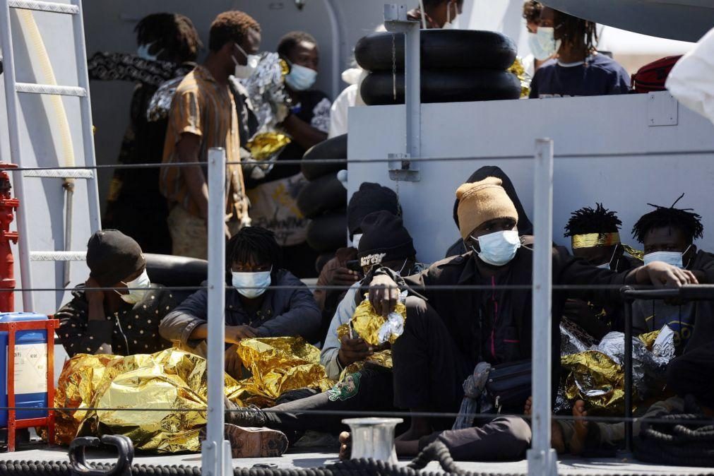 Mais de 700 migrantes chegaram à ilha italiana de Lampedusa nas últimas horas