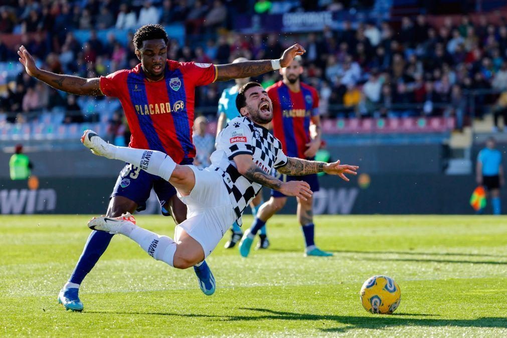 Defesa angolano Sandro Cruz reforça Gil Vicente