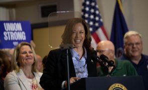 Kamala Harris vai à frente em estados críticos mas Pensilvânia está empatada