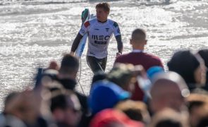 Afonso Antunes 'salva o dia' para Portugal no Ericeira Pro de surf