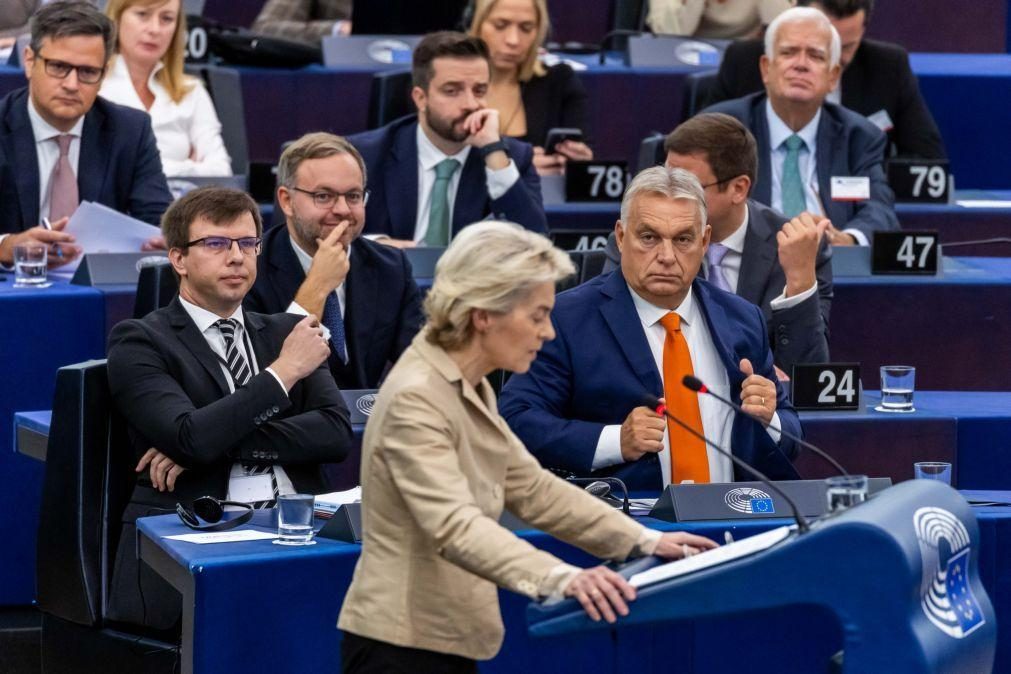 Eurodeputados à esquerda entoam