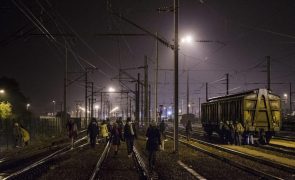 Migrantes que chegaram este ano ao Reino Unido via Canal da Mancha superam total de 2023