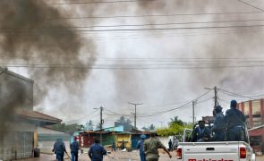 Fumo negro, pilhagens, estouros e gás lacrimogéneo levam caos a Maputo