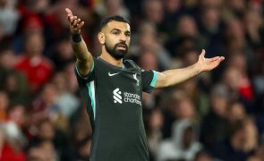 Liverpool vence na casa do último e foge na liderança em Inglaterra