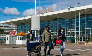 Dezenas no aeroporto na longa espera pelo desbloqueio da circulação em Maputo