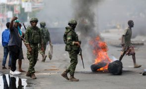 Numa avenida de Maputo envolta em chamas o povo apenas dá livre acesso aos militares