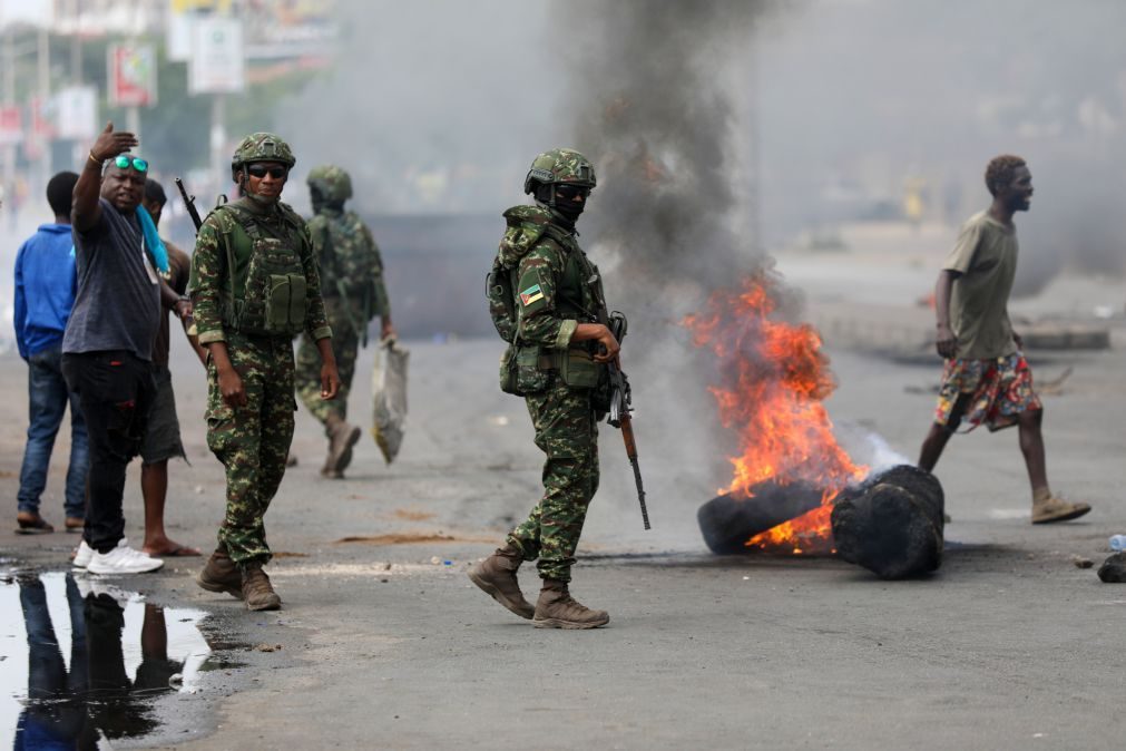 Numa avenida de Maputo envolta em chamas o povo apenas dá livre acesso aos militares