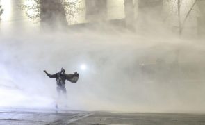 Polícia utiliza canhões de água para dispersar manifestantes pró-UE na Geórgia