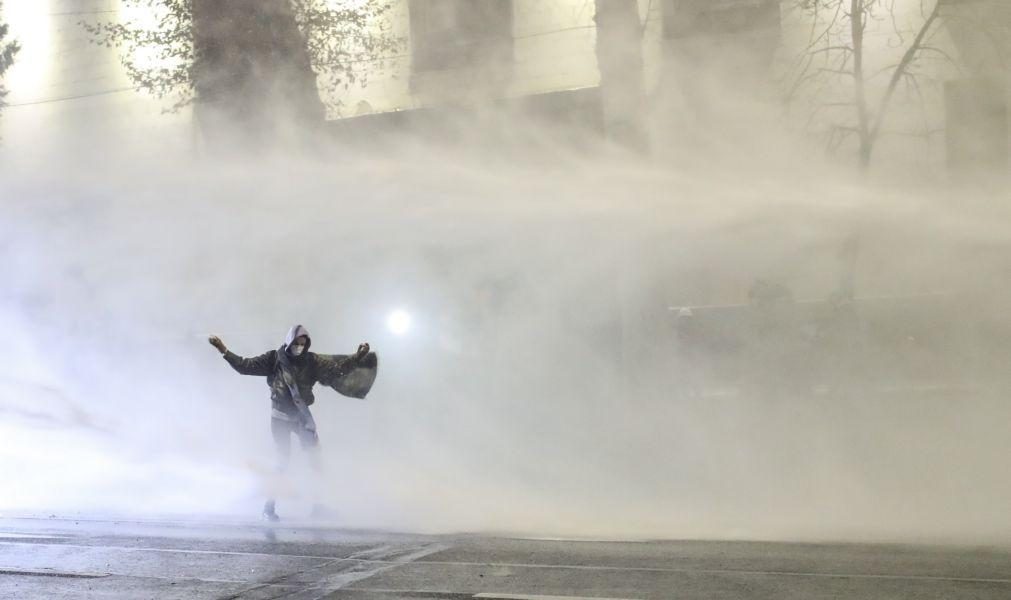 Polícia utiliza canhões de água para dispersar manifestantes pró-UE na Geórgia