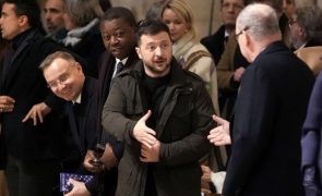 Zelensky afirma que regime sírio caiu devido a foco da Rússia na Ucrânia