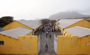 Presidente da Assembleia da República e deputados homenageiam liberdade no Tarrafal