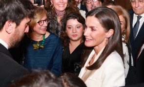 Letizia veste branco no inverno e mostra como usá-lo com elegância