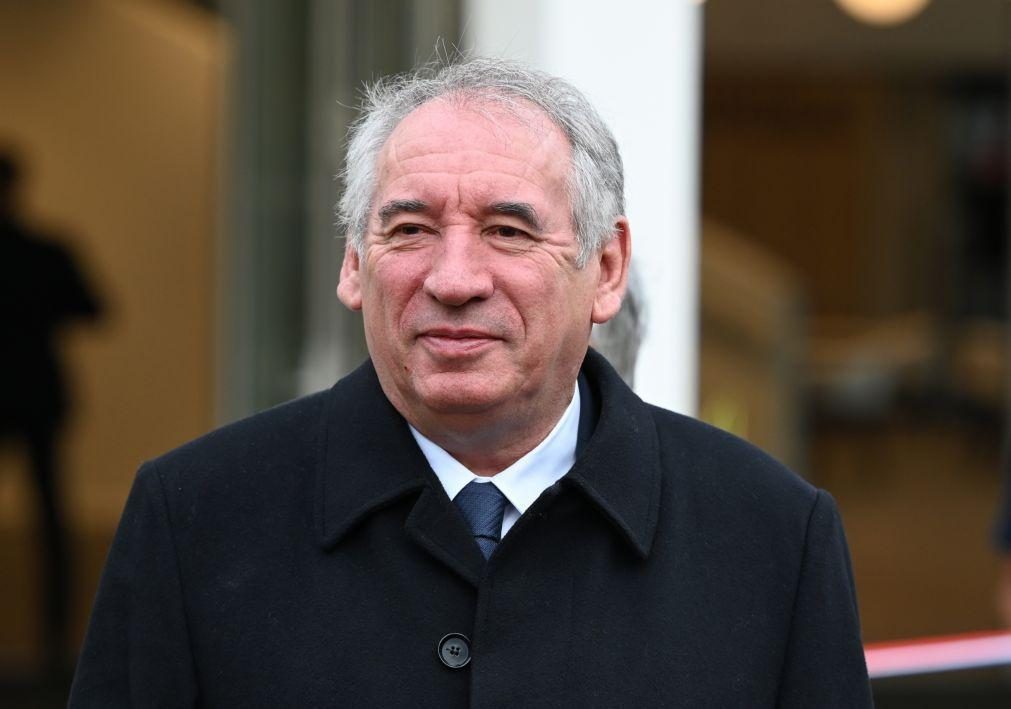 Presidente francês nomeia centrista François Bayrou primeiro-ministro