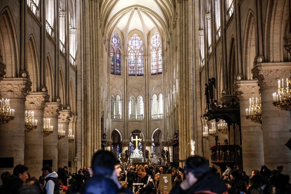 Notre-Dame de Paris recebe primeira missa de Natal desde o incêndio de 2019