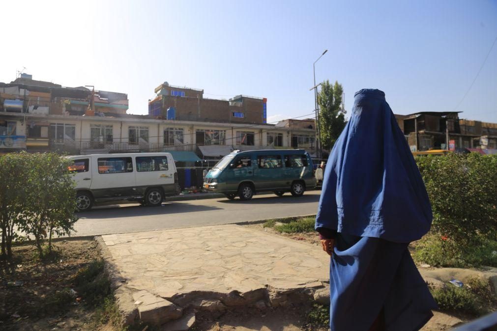 Líder talibã proíbe janelas que dão para casas onde possa haver mulheres