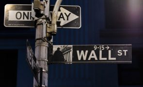 Wall Street fecha a cair mas encerra ano com ganhos acima de 20%