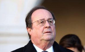 François Hollande defende que Macron deve terminar o mandato