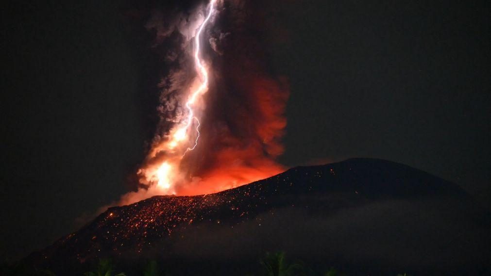 Vulcão Monte Ibu no leste da Indonésia entrou em erupção