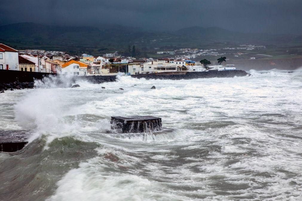 Cinco ilhas dos Açores sob aviso amarelo devido a chuva, vento e agitação marítima