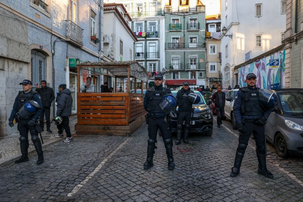 Pelo menos dois feridos em desordem com vários estrangeiros na Rua do Benformoso