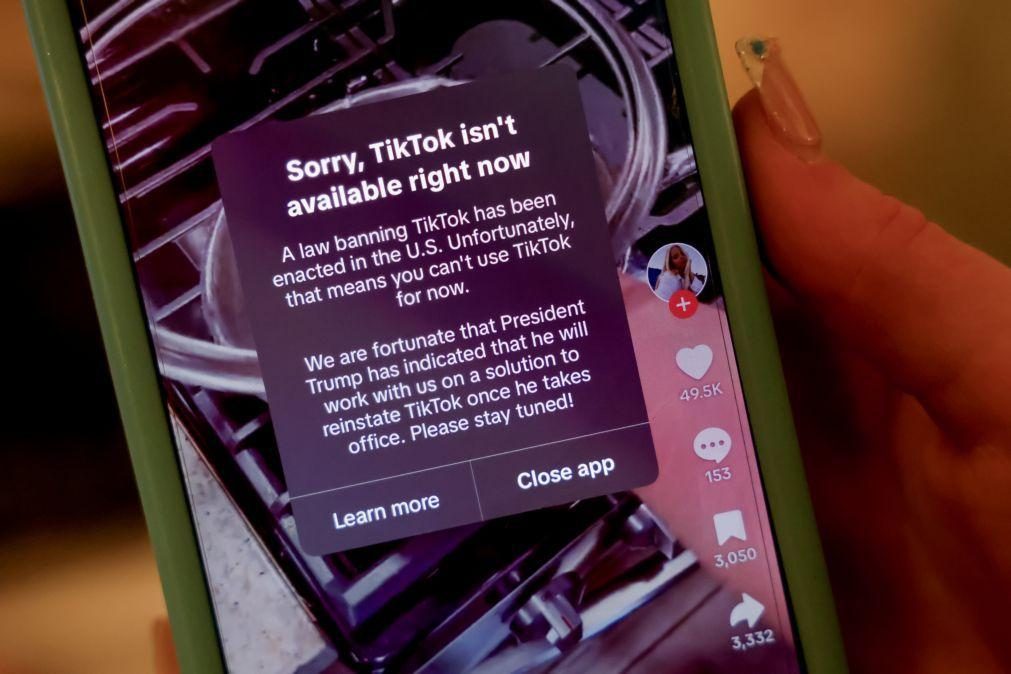 TikTok diz estar a restaurar serviço aos utilizadores dos EUA com base na ordem executiva prometida por Trump