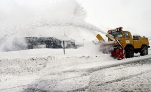 Queda de neve fecha estrada no maciço central da Serra da Estrela