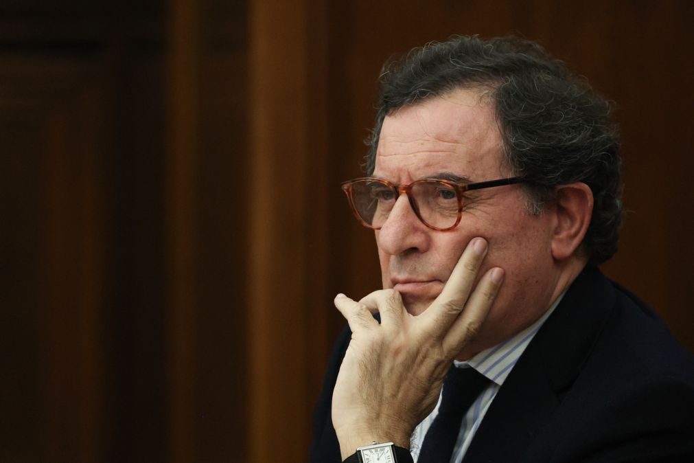 Ministro da Coesão recusa que lei permita casas