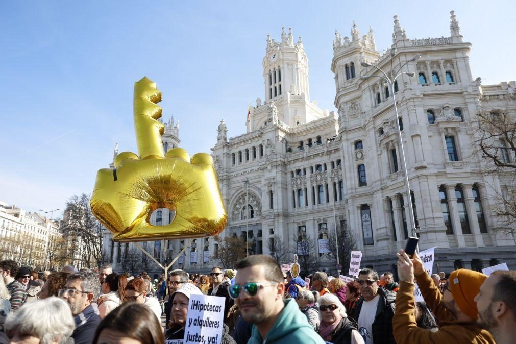 Milhares de pessoas protestam em Madrid pelo direito à habitação e contra a especulação