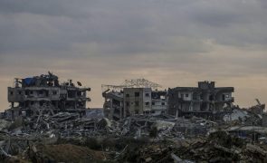 Trump diz que vai comprar Gaza para outros países reconstruirem