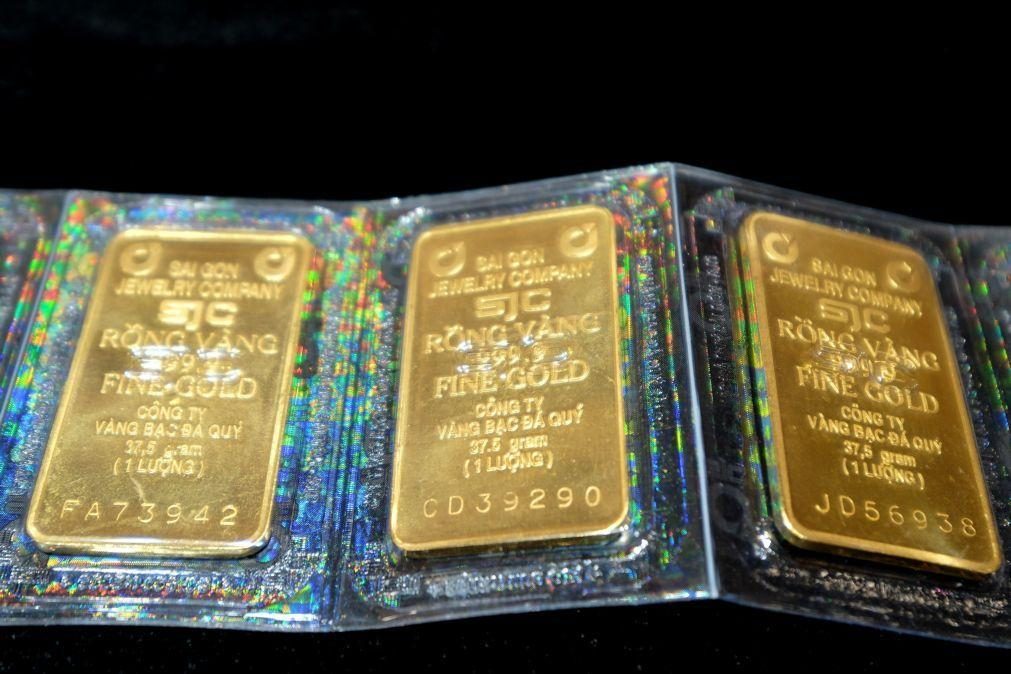 Ouro atinge novo máximo histórico acima dos 2.890 dólares