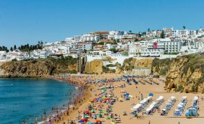 Albufeira quer proibir circulação de pessoas em biquíni na cidade