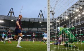 'Hat-trick' de Marmoush lança Manchester City para o quarto lugar na Liga inglesa