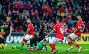 Benfica vence Santa Clara com golo de Bruma e fica a um ponto do Sporting