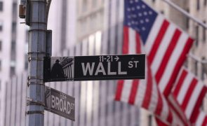 Wall Street fecha em baixa com efeitos negativos da incerteza política