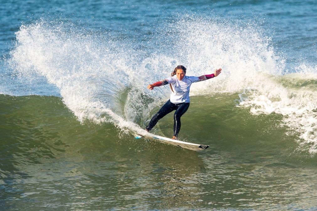 Surfista Francisca Veselko conquista prova de qualificação da WSL em Marrocos