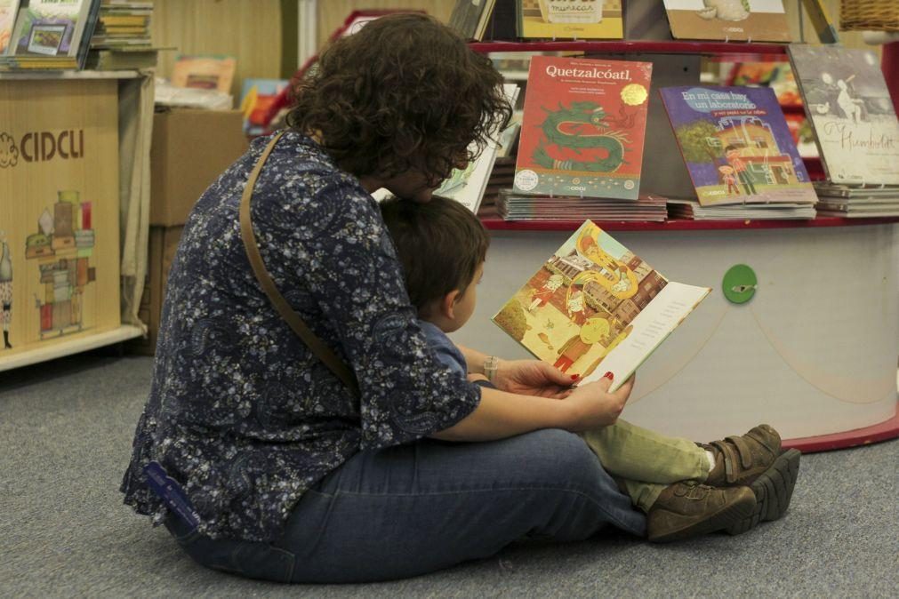 Um em quatro alunos até ao secundário tem menos de 20 livros em casa