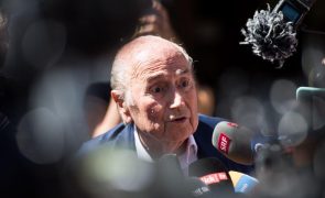 Blatter e Platini voltam a responder às acusações de fraude na segunda-feira