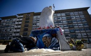 Papa Francisco passou noite tranquila e continua a descansar, informou o Vaticano