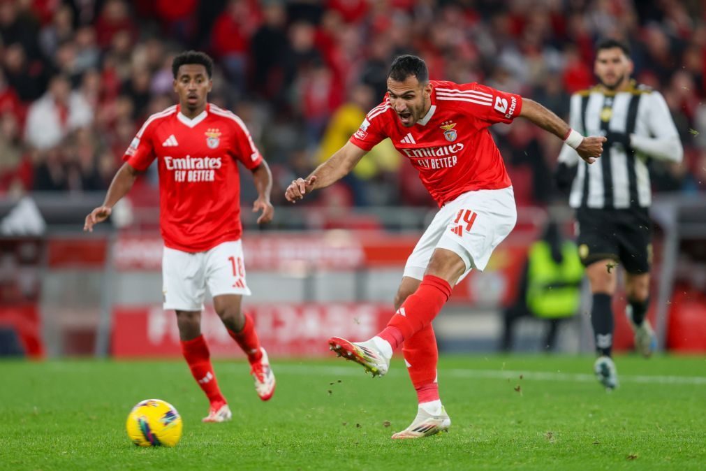 Benfica vence Nacional e 'cola-se' provisoriamente ao Sporting na liderança